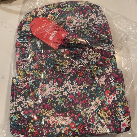 FREE LANYARD Vera Bradley Factory Style Backpack
in Signature Cotton Itsy Ditsy - Picture 5 of 9